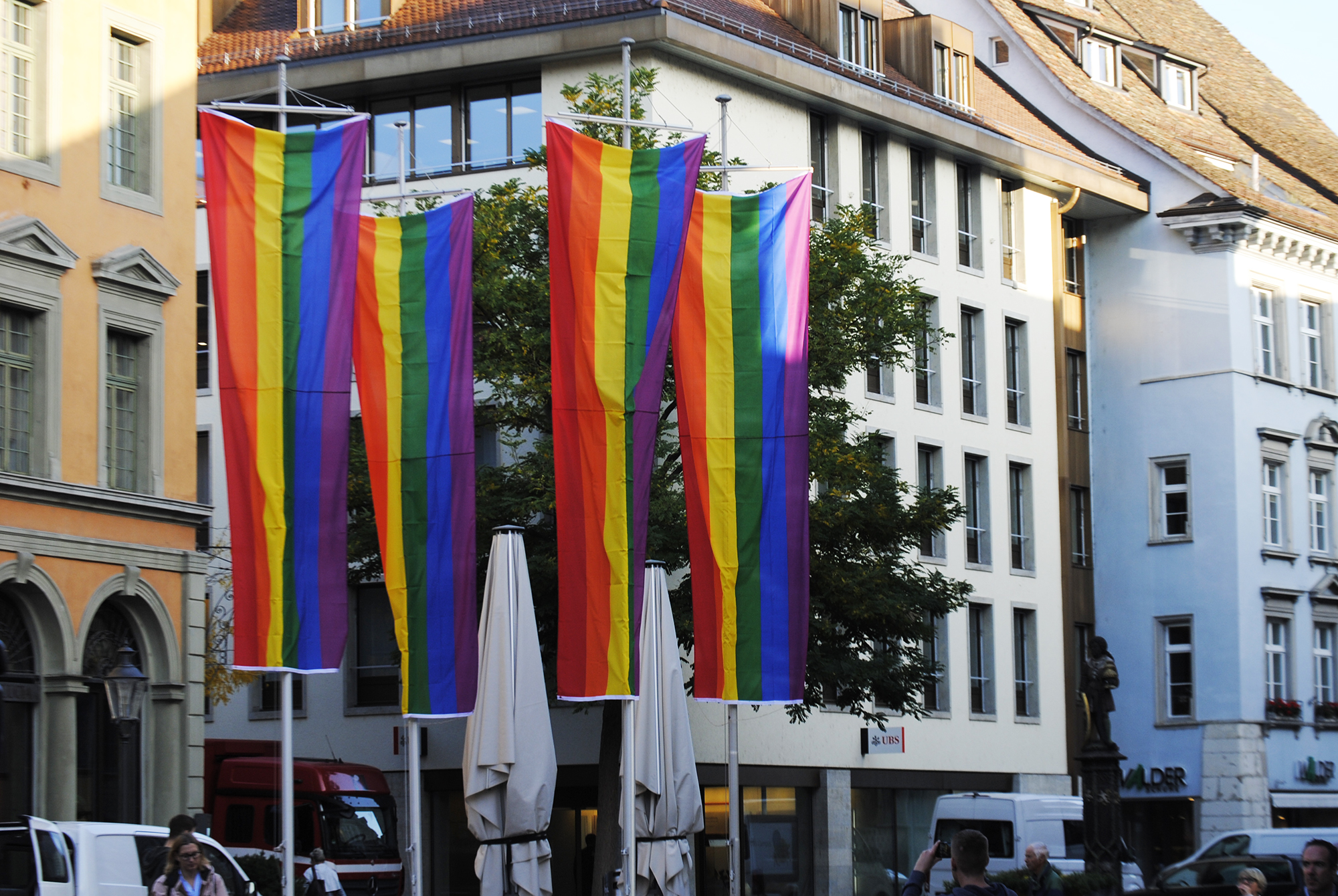 regenbogenflaggen_fronwagplatz_01.jpg
